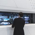 Transparente OLEDs von Eyevis setzen Autoantrieb in Szene