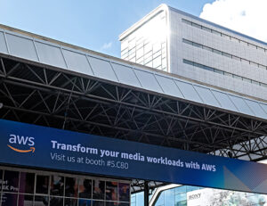 IBC2022, Außen, AWS-Banner, © Nonkonform