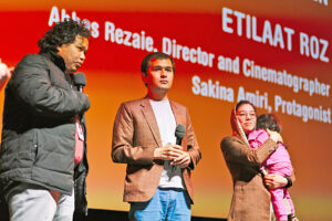 Regisseur Abbas Rezaie, Aboozar Malik Nijad, Sakina Amiri und deren Tochter, © Dokfest München / Mirja Kofler